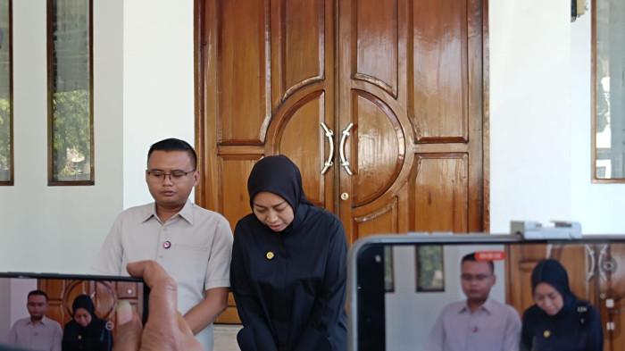 MINTA MAAF - Maula Akbar dan Wakil Bupati Garut Putri Karlina memberikan keterangan kepada wartawan di rumah dinas wakil bupati, Jalan Patriot, Kabupaten Garut, Jawa Barat, Sabtu (19/7/2025).