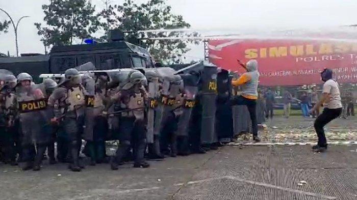 Simulasi Sispamkota Tasikmalaya dengan skenario Pilkada 2024 ricuh, salah satu 'massa aksi' tendang tameng polisi di Terminal Tipe A Indihiang pada Senin (26/8/2024).