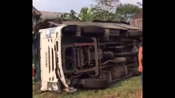 sebuah mobil elf berwarna putih terguling di Jalan Raya Bandung - Tasikmalaya, wilayah Jalanis antara Ciawi - Rajapolah, Rabu (15/5/2024).