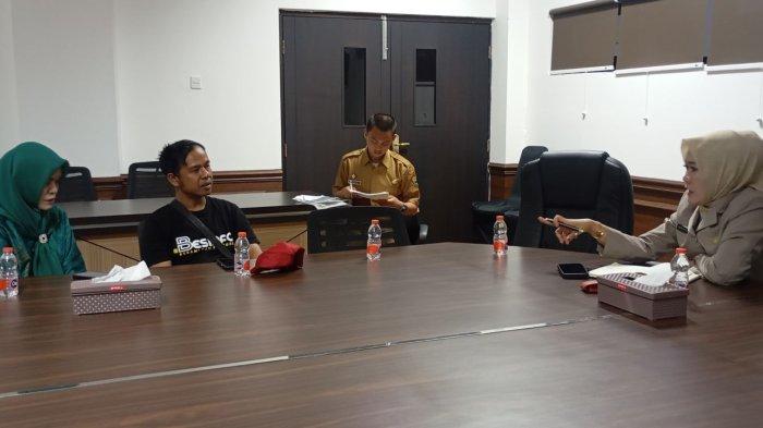 Orang tua korban kekerasan seksual berinisial L (kiri) saat mengadukan laporan terkait kasus yang menimpa anaknya kepada Ketua DPRD Kabupaten Cianjur, Metty Triantika (kanan).