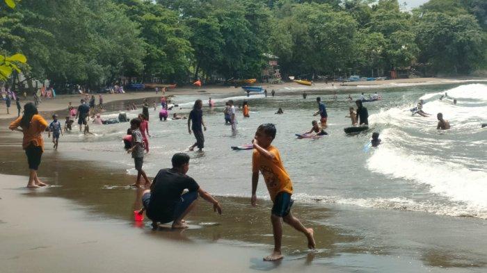 Suasana kunjungan wisata di pantai Batu Karas Kabupaten Pangandaran pada Sabtu (2/3/2024).