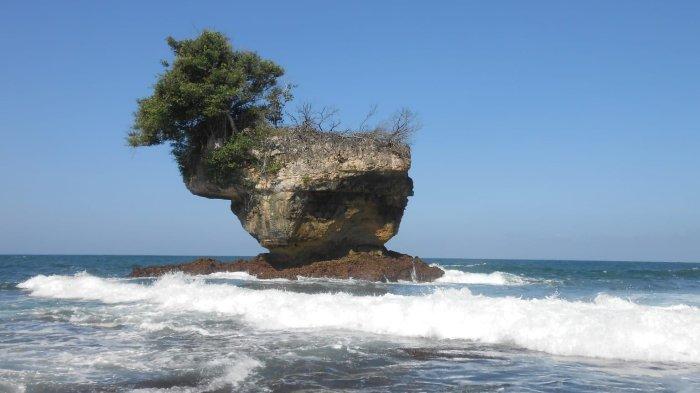 Suasana di Pantai Madasari  Cimerak Kabupaten Pangandaran