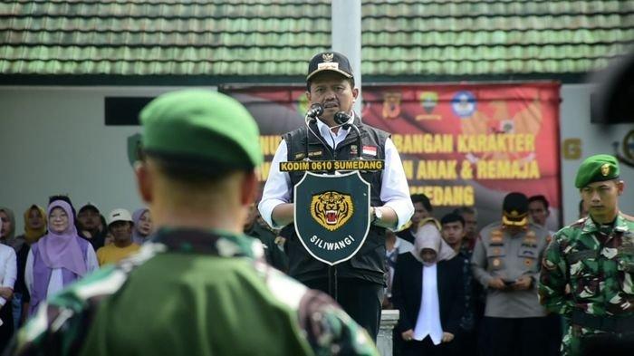 PEMBINAAN KARAKTER - Bupati Sumedang, Dony Ahmad Munir menutup pembinaan untuk puluhan siswa 