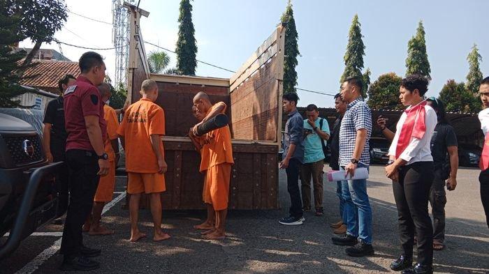 Kasatreskrim Polres Sumedang, AKP Maulana Yusuf, saat memamerkan pelaku pencurian tiang jaringan internet di halaman Mapolres Sumedang, Rabu (19/6/2024).
