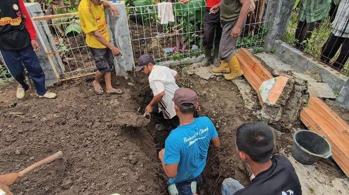 MAKAM DIPINDAHKAN - Proses pemindahan makam di lokasi pergerakan tanah di Kampung Cigintung, Desa Pasirmunjul, Kecamatan Sukatani, Kabupaten Purwakarta, Jawa Barat, Sabtu (14/6/2025).