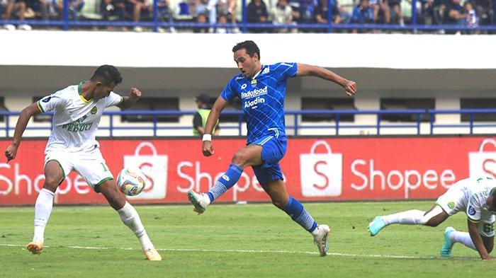 Pemain Persib Bandung Ezra Walian (kanan) berusaha mengecoh pemain Persikabo 1973 Didik Wahyu  saat pertandingan Liga 1 2023/2024 di Stadion Gelora Bandung Lautan Api, Sabtu (16/9). Persib Bandung menang telak atas Persikabo 1973 dengan skor (2-0).
