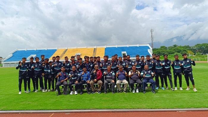Bupati terpilih Kabupaten Garut Abdusy Syakur Amin melepas keberangkatan Persigar yang akan mengarungi kompetisi Liga 4 Seri 1 di Kuningan, Jawa Barat. Keberangkatan Laskar Domba Garut itu dilakukan di Stadion Dalem Bintang RAA Adiwijaya, Kecamatan Tarogong Kidul, Kabupaten Garut, Selasa (17/12/2024) siang.
