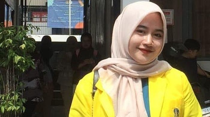 Diana Rahmawati (20) mahasiswa cantik di Kampung Cibitung satu RT 03/03, Desa Sukalaksana, Kecamatan Sukanagara, Kabupaten Cianjur yang menjadi petugas Pantarlih, Senin (8/7/2024).