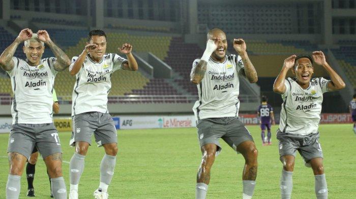 Ciro Alves, Dedi Kusnandar, David da Silva, dan Beckham Putra melakukan selebrasi bersama-sama setelah David da Silva mencetak gol di laga Persik Kediri vs Persib Bandung di Stadion Manahan, Solo, Rabu (7/12/2022).