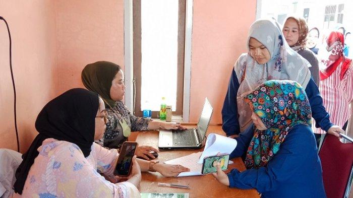 Ratusan Ibu-ibu di Desa Sukabakti, Kecamatan Tarogong Kidul, Kabupaten Garut, Jawa Barat melakukan klarifikasi data di kantor desa, Selasa (18/7/2023). Mereka jadi korban pinjaman fiktif. 