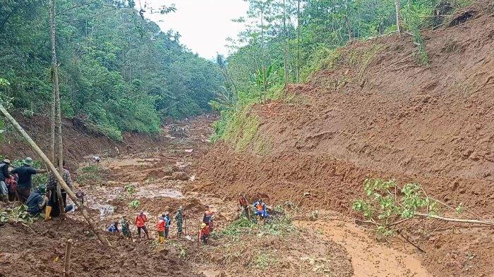 RESMI DIHENTIKAN - Tim SAR gabungan resmi menghentikan pencarian dua petani yang tertimbun longsor di blok Ciniwung, Ciomas, Tenjowaringin, Salawu, Kabupaten Tasikmalaya