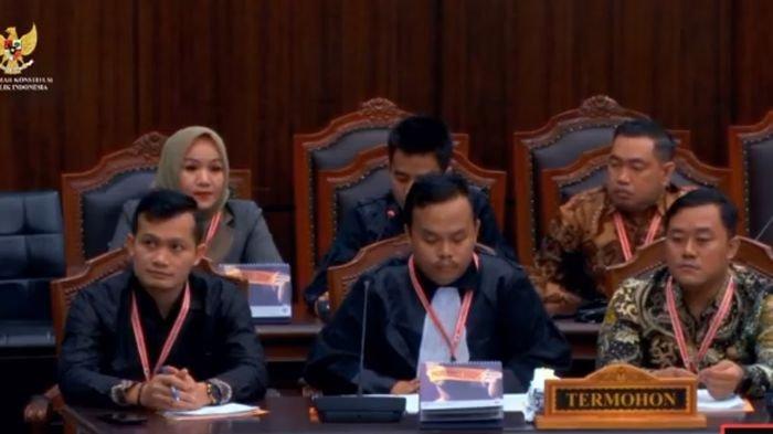 SIDANG PSU TASIKMALAYA - Ketua KPU Kabupaten bersama tim kuasa hukum saat menghadiri sidang lanjutan PSU Tasikmalaya yang berlangsung di lantai II Gedung MK RI, Selasa (20/5/2025).