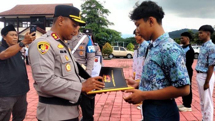 7 Siswa yang Bantu Petugas Gagalkan Napi Kabur di Sumedang Dapat ...