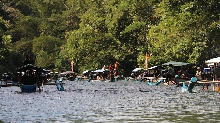 Suasana saat syukuran nelayan Hajat Laut di Green Canyon Pangandaran, Selasa (30/7/2024) sore.