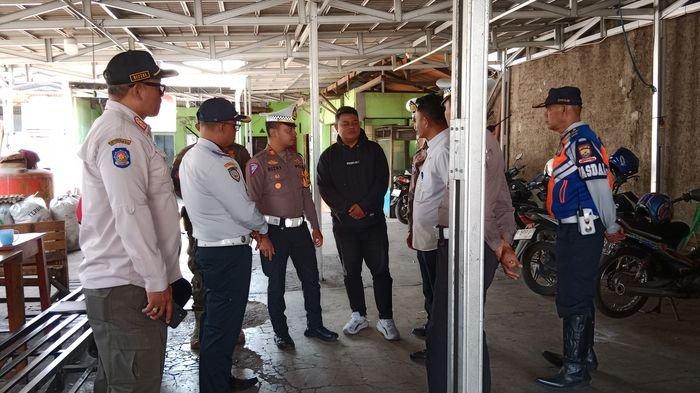 Aparat gabungan yang terdiri dari Satlantas Polres Sumedang, Satpol PP, Dishub, dan Balai Besar Pelaksanaan Jalan Nasional Jawa Barat, mendatangai pengelola terminal bayangan, di Bundaran ABC Cipacing, Jatinangor, Kabupaten Sumedang, Selasa (15/10/2024).
