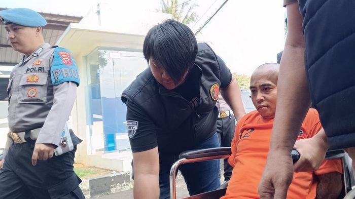 Tampang Teten (kursi roda) salah satu pelaku pembunuhan terhadap seorang kakek di Kampung Ngamplang, Desa Ngamplang, Kecamatan Cilawu, Kabupaten Garut, Jawa Barat. Mereka dihadirkan dalam ekpose kasus tersebut di Mapolres Garut, Kamis (9/5/2024).