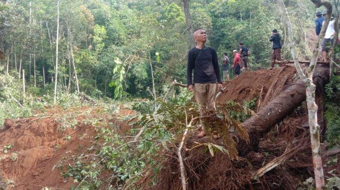 LONGSOR - Dua orang tertimbun longsor yang terjadi di Kampung Ciomas, Desa Kutawaringin, Kecamatan Salawu, Kabupaten Tasikmalaya, Minggu (29/6/2025) siang