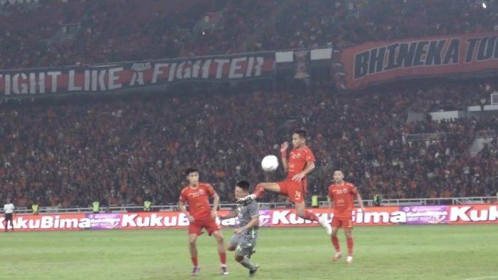 Sho Yamamoto terkena tendangan Rizky Ridho sesaat setelah menyundul bola.