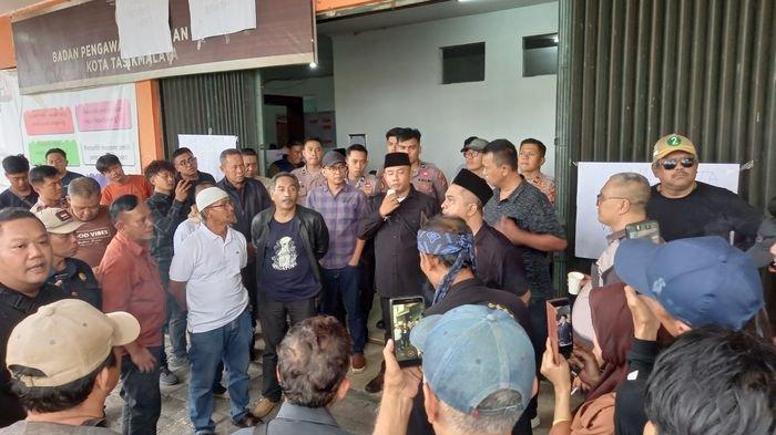 Ketua Bawaslu Kota Tasikmalaya Zaki Pratama Sauri ketika menemui sejumlah warga yang berdemo di depan halaman kantor Bawaslu, Kamis (28/11/2024).