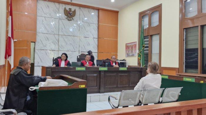 PENIPUAN JUAL BELI PROPERTI - Korban sedang berada di ruang sidang Pengadilan Negeri Bandung, Rabu (5/2/2025).
