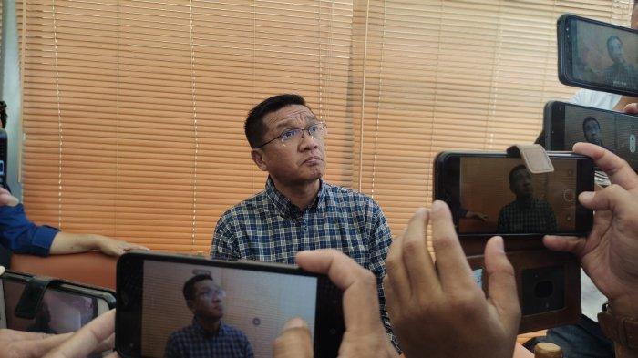 Corporate Secretary PNM, Dodot Patria Ary saat memberikan keterangan resmi kepada awak media, Kamis (20/7/2023) di Garut. PNM tengah melakukan investigasi dan verifikasi data terkait adanya ratusan warga Garut yang tiba-tiba memiliki tagihan hutang.