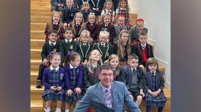 17 pasang anak kembar berkumpul di St Patrick Primary School, Greenock.