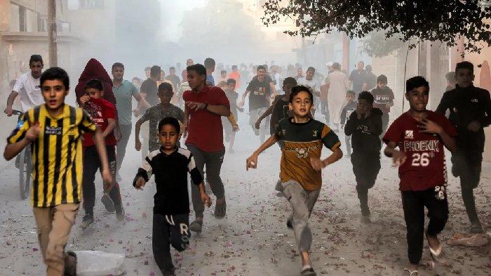 Anak-anak Palestina berlarian saat melarikan diri dari pemboman Israel di Rafah di Jalur Gaza selatan.