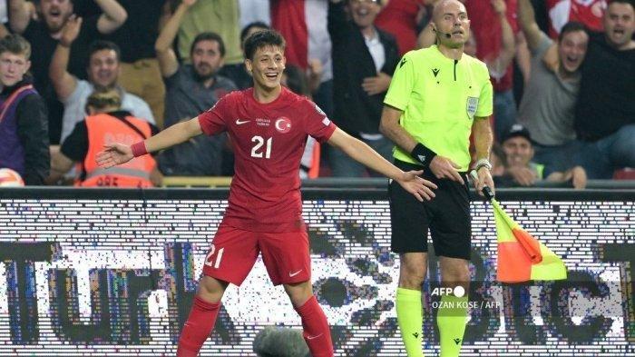 Gelandang Turki Arda Guler (Kiri) merayakan gol kedua timnya saat pertandingan sepak bola kualifikasi grup D UEFA Euro 2024 antara Turki dan Wales di stadion Samsun Yeni 19 mayis pada 19 Juni 2023.