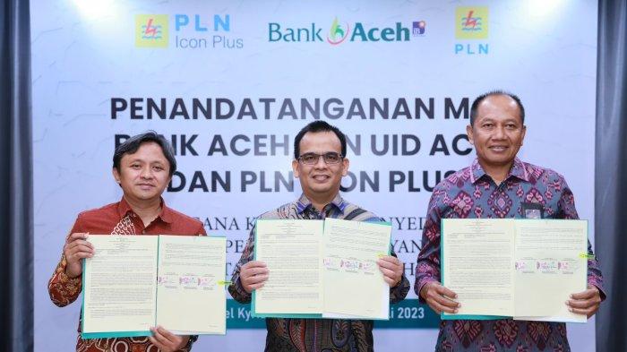 Direktur Utama Bank Aceh Syariah Muhammad Syah (tengah), Direktur Keuangan PLN Icon Plus Teguh Widhi Harsono dan General Manager PLN UID Aceh Parulian Noviandri melakukan penandatanganan MoU Rencana Kerjasama Penyediaan dan Pemanfaatan serta Produk Para Pihak, Banda Aceh, Selasa (4/7/2023).