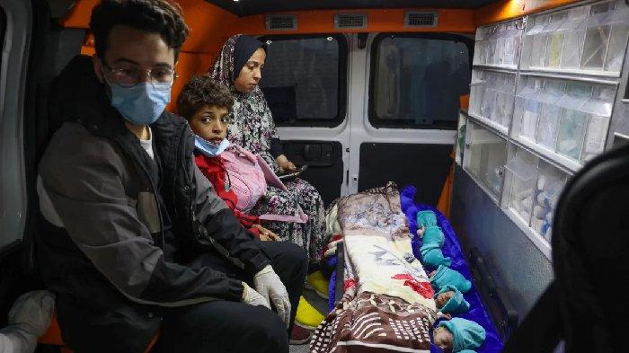 Bayi-bayi prematur tersebut menaiki ambulans Bulan Sabit Merah Palestina melalui penyeberangan Rafah menuju Mesir.