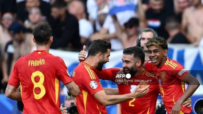 Bek Spanyol #02 Dani Carvajal (kedua dari kanan) merayakan bersama rekan satu timnya setelah mencetak gol ketiga timnya selama pertandingan sepak bola Grup B UEFA Euro 2024 antara Spanyol dan Kroasia di Olympiastadion di Berlin pada 15 Juni 2024. Prediksi skor Spanyol vs Italia dalam lanjutan matchday kedua Grup B Euro 2024, kans La Furia Roja susul Jerman lolos ke babak 16 besar.