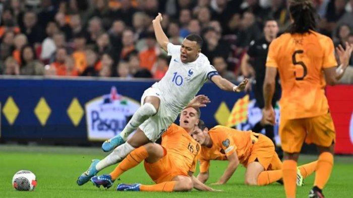 Belanda dan Prancis kembali saling sikut di Euro 2024. (AFP/John Thys)