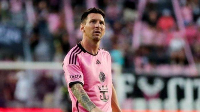 Penyerang Inter Miami, Lionel Messi, saat bermain dalam lanjutan MLS 2024 melawan St Louis City di Stadion Chase pada 1 Juni 2024.