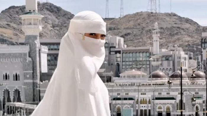 CELINE EVANGELISTA PAKAI CADAR - Tampil Pakai Cadar Saat Umrah, Celine Evangelista Menangis Saat Cium Ka'bah