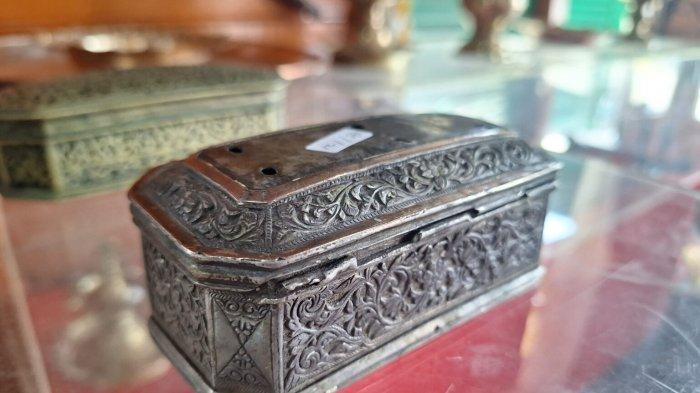 Cerepa Bakong adalah benda yang digunakan oleh kaum laki-laki untuk meletakkan bakung rokok dan daunnya. Benda ini terbuat dari bahan kuningan dengan ukiran indah dan halus bermotif Canek On Kaye. Cerepa Bakong ini sudah ada sejak abad ke-18 masehi.