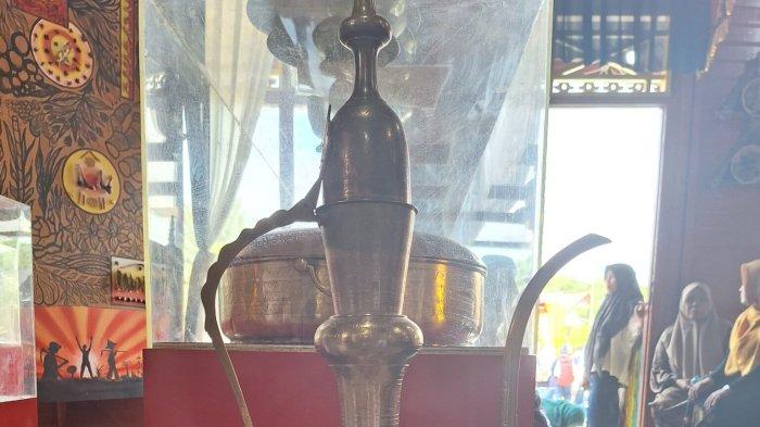 Cirik Panyang adalah wadah yang digunakan untuk mengisi air minum. Benda ini terbuat dari kuningan dengan bentuk seperti leher unta dan sudah ada sejak abad ke-19 masehi.
