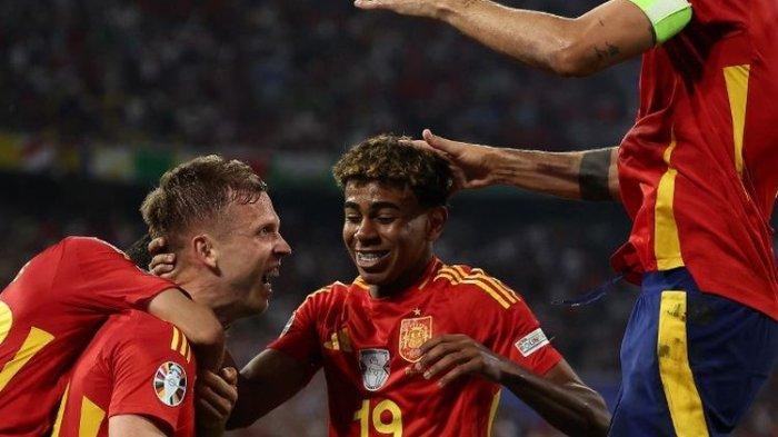 Dani Olmo merayakan gol kedua timnya dalam laga semifinal Euro 2024 antara Spanyol vs Perancis di Munich Football Arena, Muenchen, Jerman, 9 Juli 2024. (Photo by FRANCK FIFE / AFP)