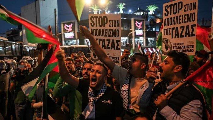 Demonstrasi mendukung rakyat Palestina di luar kedutaan Israel di Athena pada Senin, 9 Oktober 2023.