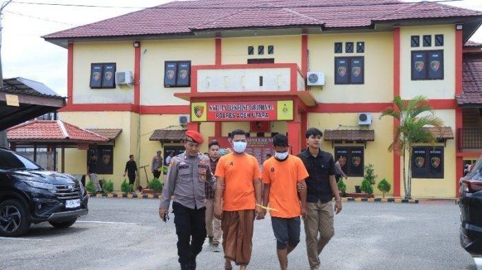 TERANCAM Rp 5 M - Dua pria diduga terlibat peredaran obat-obatan dan jamu tradisional palsu di wilayah Aceh Utara dan Aceh Timur, berhasil diringkus personel Satreskrim Polres Aceh Utara. Kedua tersangka berinisial MF (32) dan MK (46) yang ditangkap baru-baru ini, kini terancam hukuman penjara hingga 12 tahun atau denda masing-masing Rp 5 miliar.
