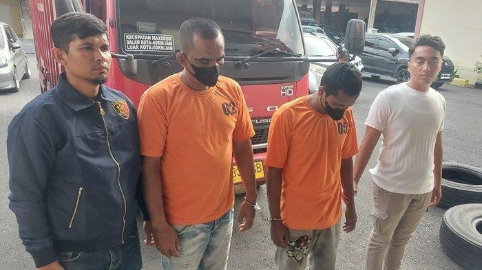 KABEL LISTRIK PLN DICURI - Dua tersangka pencurian kabel listrik di PLN ULP Samalanga, Bireuen diamankan ke Polres Bireuen dan diperlihatkan dalam jumpa pers, Kamis (13/3/2025).