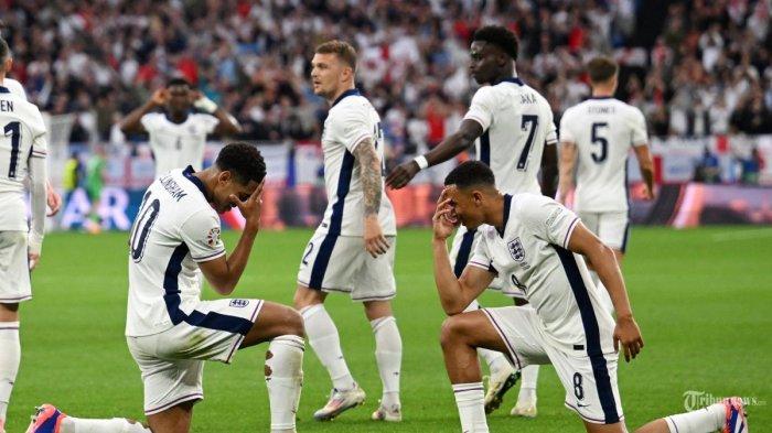 Gelandang Inggris (10) Jude Bellingham merayakan bersama bek Inggris (08) Trent Alexander-Arnold setelah mencetak gol pertama timnya selama pertandingan sepak bola Grup C UEFA Euro 2024 antara Serbia dan Inggris di Arena AufSchalke di Gelsenkirchen, (16 Juni 2024). (OZAN ??KOSE / AFP)