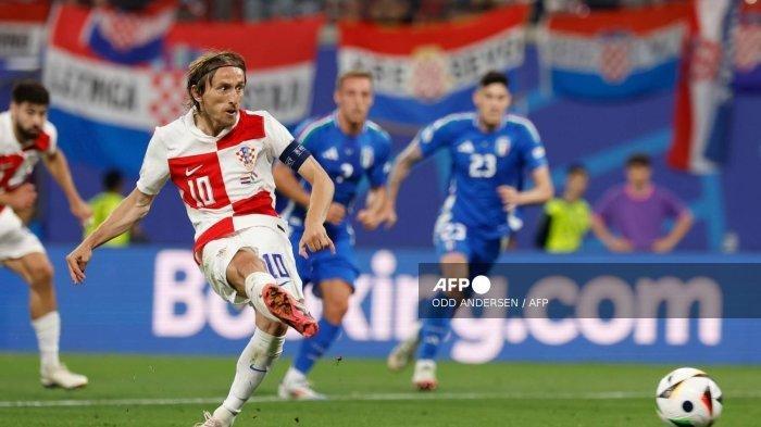 Gelandang Kroasia #10 Luka Modric (Kiri) melakukan tendangan penalti yang dihentikan oleh kiper Italia #01 Gianluigi Donnarumma (tidak terlihat) selama pertandingan sepak bola Grup B UEFA Euro 2024 antara Kroasia dan Italia di Stadion Leipzig di Leipzig pada 24 Juni 2024. (Foto oleh Odd ANDERSEN / AFP)
