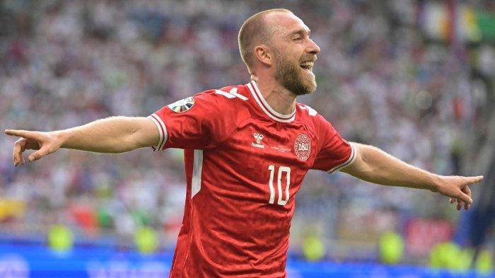 Gelandang serang Denmark, Christian Eriksen, merayakan gol pertama yang dicetaknya dalam laga kontra Slovenia di Stadion Mercedes-Benz Arena, Minggu (16/6/2024). Denmark bermain imbang 1-1 dengan Slovenia dalam laga ini.