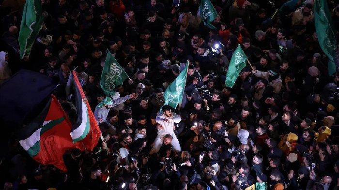Ribuan orang berkumpul di Ramallah, di Tepi Barat yang diduduki, untuk menyambut tahanan Palestina yang dibebaskan dari penjara Israel.