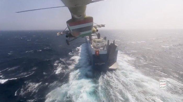 Helikopter Houthi Yaman dengan bentangan bendera Palestina di bagian bawah menyergap sebuah kapal kargo yang terafiliasi dengan Israel di Laut Merah.