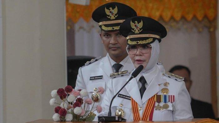 PIDATO PERDANA - Illiza Sa’aduddin Djamal saat memberikan pidato perdana didampingi Afdhal Khalilullah sebagai Wali Kota dan Wakil Wali Kota Banda Aceh periode 2025-2030 pada rapat paripurna di Gedung Dewan Perwakilan Rakyat Kota (DPRK) Banda Aceh, Aceh, Rabu(12/2/2025). 