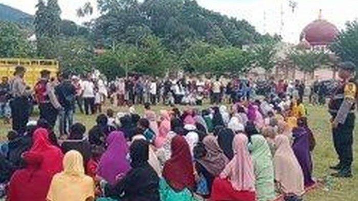 Imigran Rohingya dipindahkan oleh masyarakat setempat ke alun - alun depan Kantor Bupati Aceh Selatan, Tapaktuan, Rabu (6/11/2024).