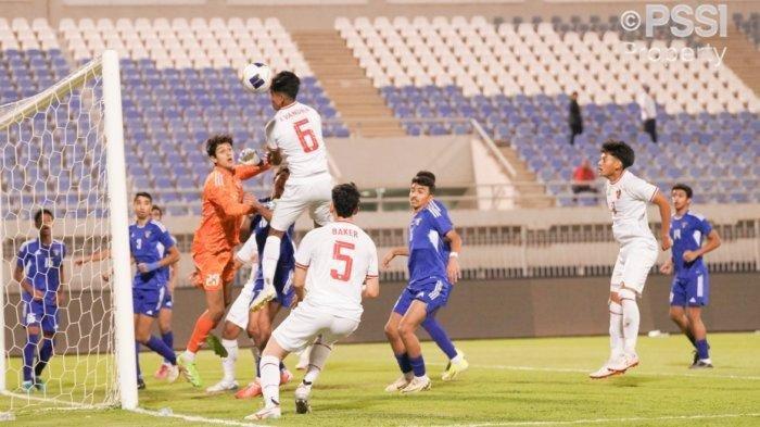 Bek Timnas U17 Indonesia, Mathew Baker, bersiap menanduk bola saat melawan Kuwait pada laga perdana Grup G Kualifikasi Piala Asia U17 2025, Rabu (23/10/2024) malam lalu. Klasemen peringkat dua terbaik Kualifikasi Piala Asia U17 2025 per Sabtu (26/10/2024) pagi WIB, Timnas Indonesia belum aman karena menduduki posisi 6. (DOK PSSI) 