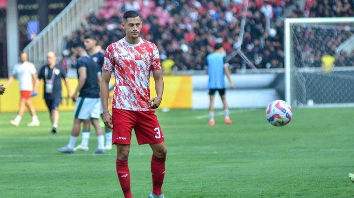 Bek Timnas Indonesia yang bermain bagi Venezia FC, Jay Idzes, melakukan debutnya pada laga kasta tertinggi Liga Italia dalam laga kontra Fiorentina pada Minggu (25/8/2024). KOMPAS.COM/ADIL NURSALAM
