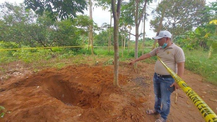 PENEMUAN JASAD WANITA - Kades Gunungraja, Samsiar menunjukkan lokasi penemuan mayat di kebun sayur di Gunungraja, Kecamatan Tambangulang, Kabupaten Tanahlaut, Kalimantan Selatan, Selasa (28/1/2025). Jasad wanita ditemukan dalam kondisi tanpa busana terkubur tanah.